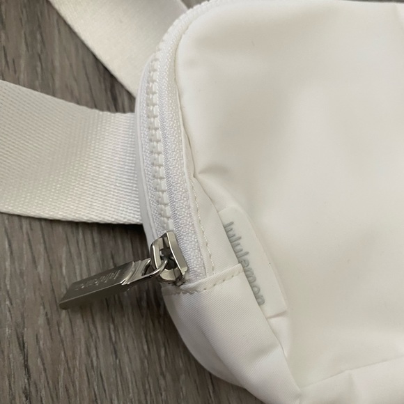 Brand new Lululemon Belt bag Pure White Fanny pack - Picture 3 of 10